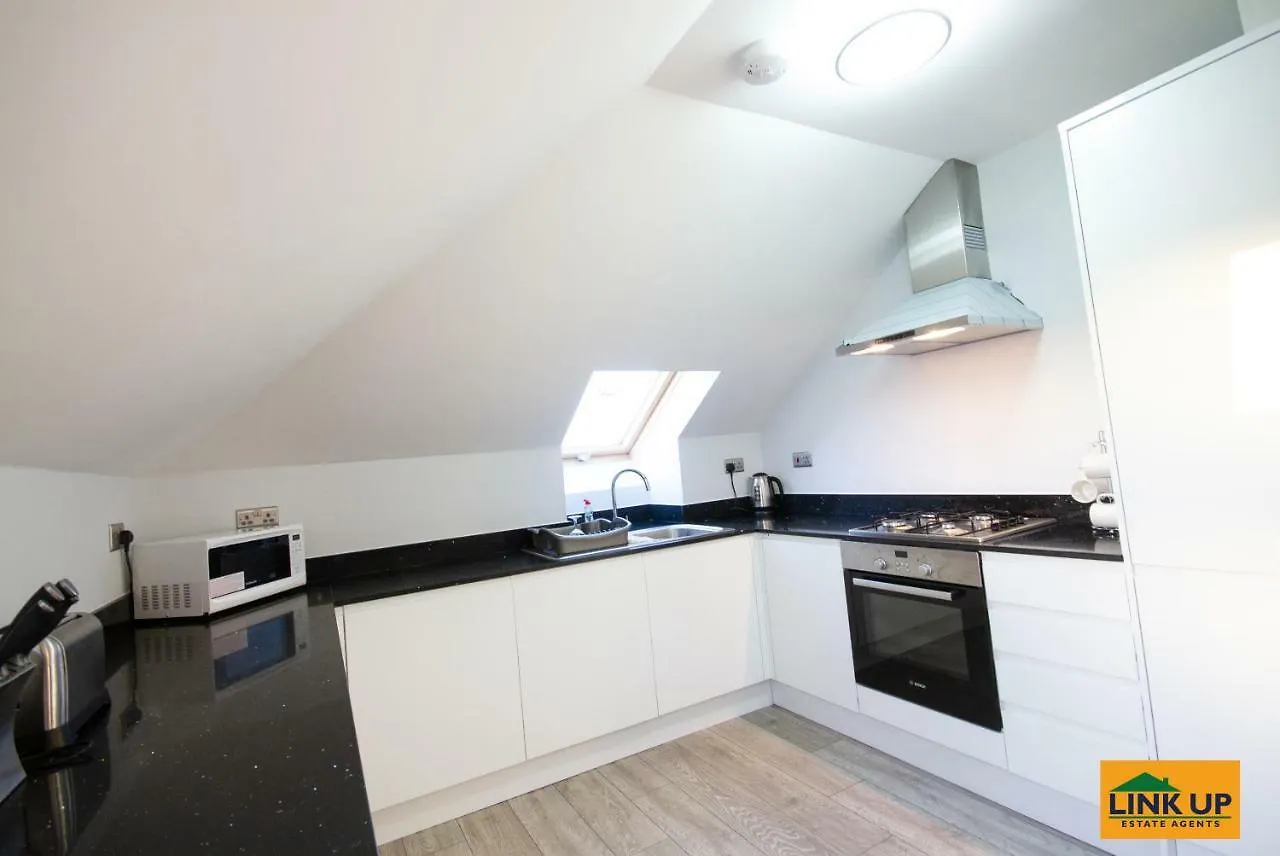 Holden Court Apartments - Apt 6 West Drayton